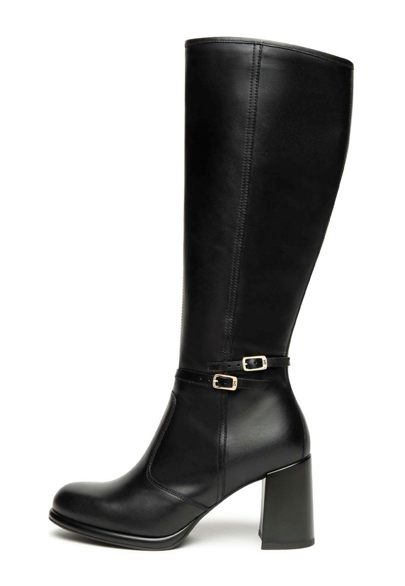 Schwarze knöchelhohe Stiefel aus glattem Leder, mit einem klobigen Absatz, einem Knöchelriemen mit kleinen goldenen Schnallen und einem eleganten Design.