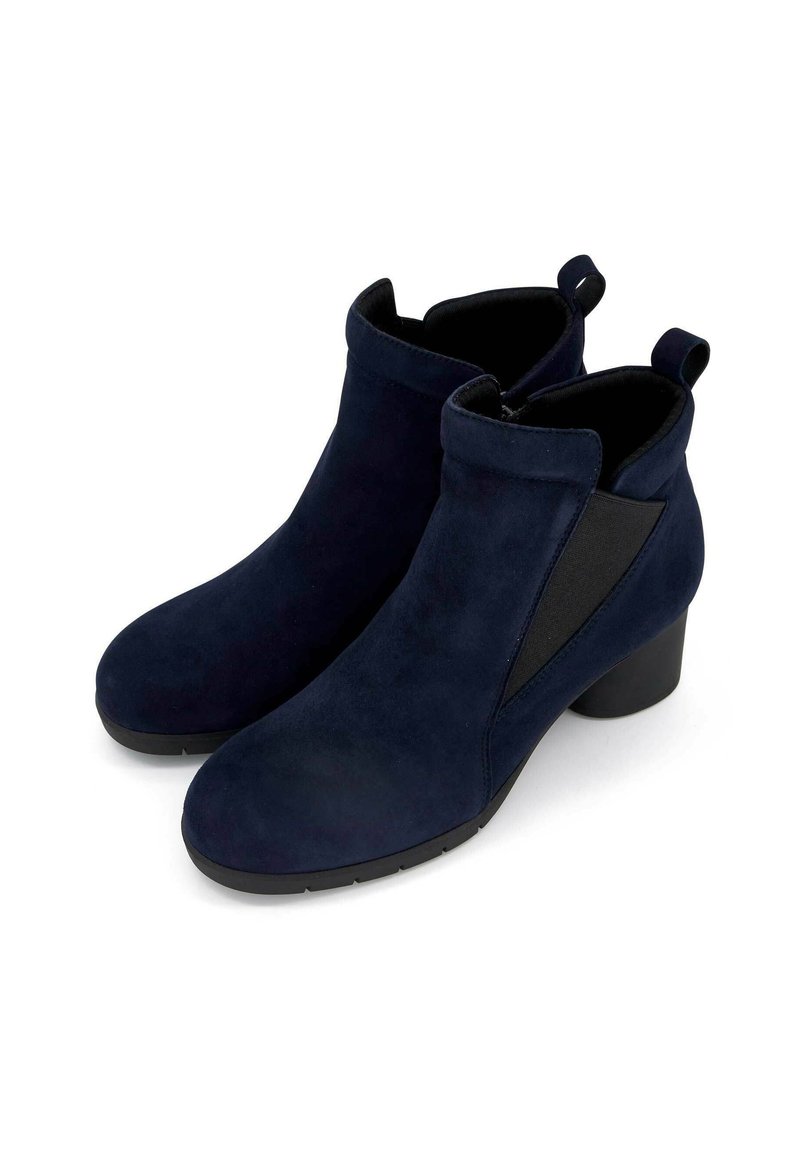 Bottines en suède marine avec un talon blocs, des panneaux latéraux élastiques et des tirants pour un enfilage facile. Texture lisse avec un bout arrondi.