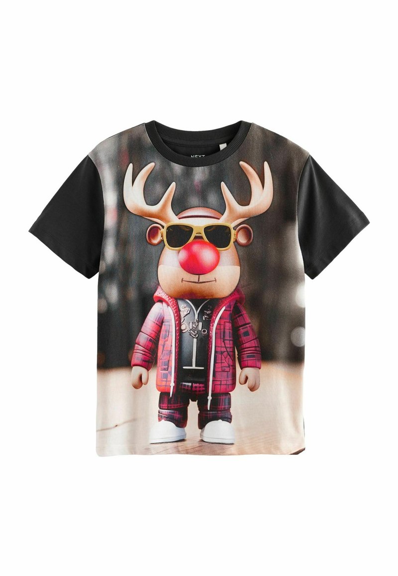 T-shirt a maniche corte con collo nero, che presenta una grafica di un renna in stile cartone animato con giacca a quadri, occhiali da sole e naso rosso su uno sfondo chiaro.