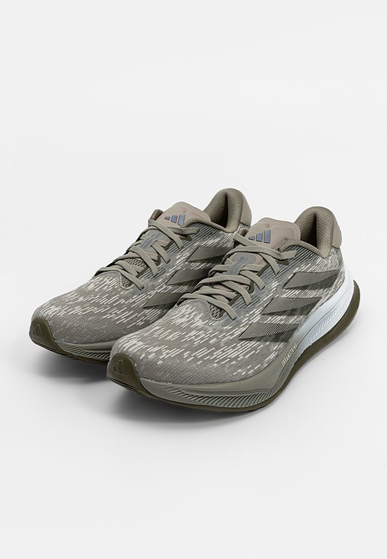 Zapatillas deportivas grises con un upper de punto texturizado, patrón sutil, marca en relieve y una suela acolchada para mayor comodidad y soporte.