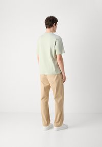 HUGO NILEY - Paprasti marškinėliai - light pastel green