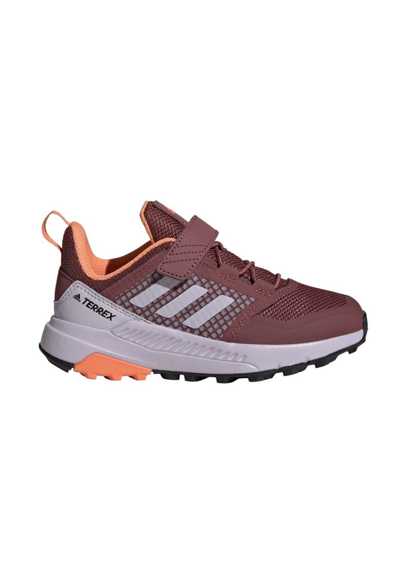 Zapatilla deportiva en color burdeos y gris con parte superior de malla, correa ajustable, acentos naranjas y suela negra rugosa diseñada para tracción.