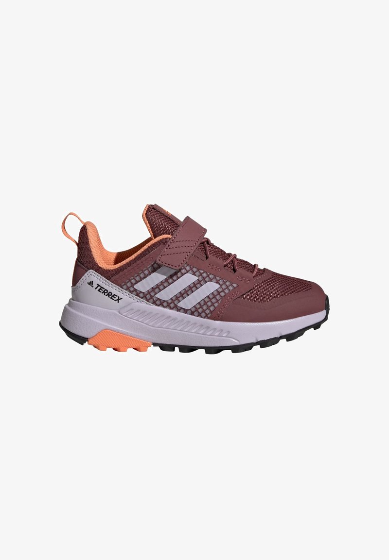 Zapatilla deportiva en color burdeos y gris con parte superior de malla, correa ajustable, acentos naranjas y suela negra rugosa diseñada para tracción.