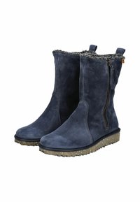 Botas de tobillo de ante azul marino con forro de piel sintética, cremallera lateral y suela de goma texturizada para un mejor agarre. Presentan una puntera redondeada y detalles de costura.