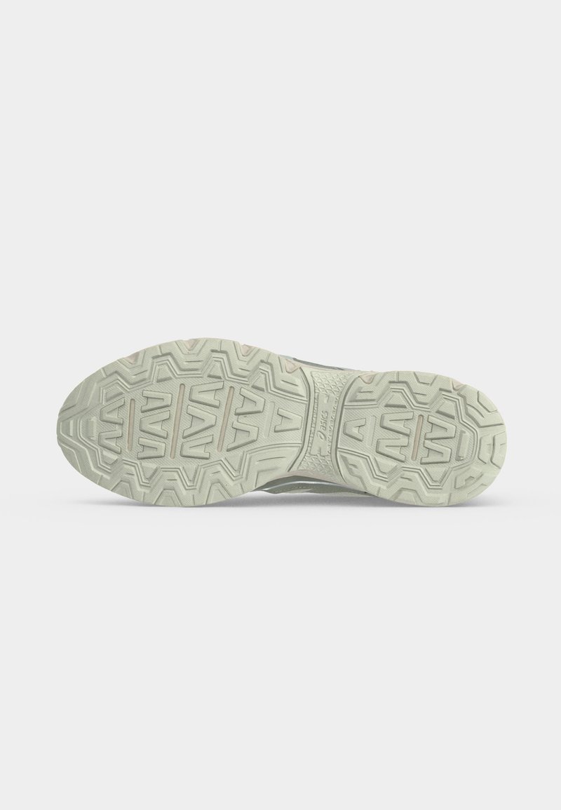 Suela de una zapatilla de color claro que muestra un dibujo de la banda de rodadura con formas geométricas y el logotipo de la marca en la zona del arco.