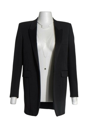 Blazer negro a medida con solapas con muesca y bolsillos de solapa mostrado en un maniquí blanco sin cabeza sobre fondo blanco.