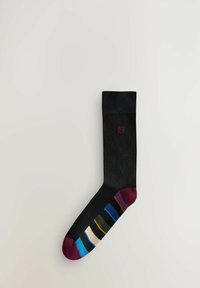 Calzini neri con un design a strisce colorate sulla punta. Materiale in maglia con una texture liscia; include un piccolo logo nella parte superiore.