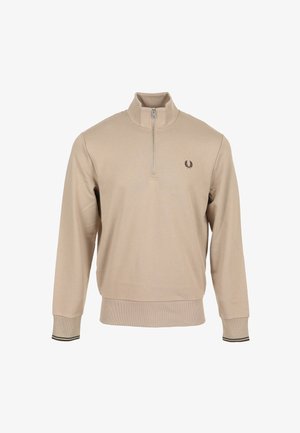 Beiger Pullover mit hohem Kragen, halblangem Reißverschluss vorne, gerippten Bündchen und Saum; verfügt über ein kleines dunkles Logo auf der Brust und kontrastierende gestreifte Akzente.