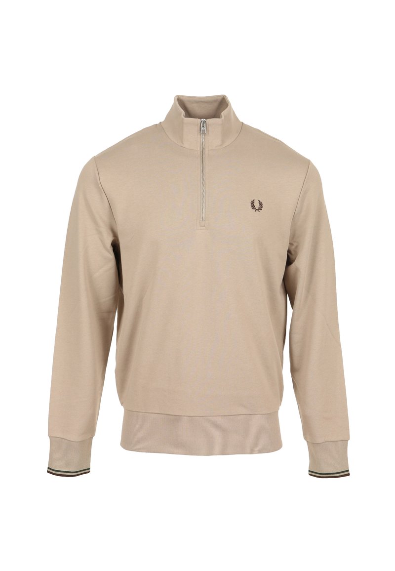Maglione beige con collo alto, mezza zip frontale, polsini e orlo a costine; presenta un piccolo logo scuro sul petto e dettagli a righe a contrasto.
