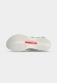 Σόλα λευκού παπουτσιού Adidas με υφή αυλακώσεων και κόκκινο διαφανές τμήμα που δείχνει τα μεγέθη από 39,0 έως 45,0 και το κείμενο "Lightmotion".