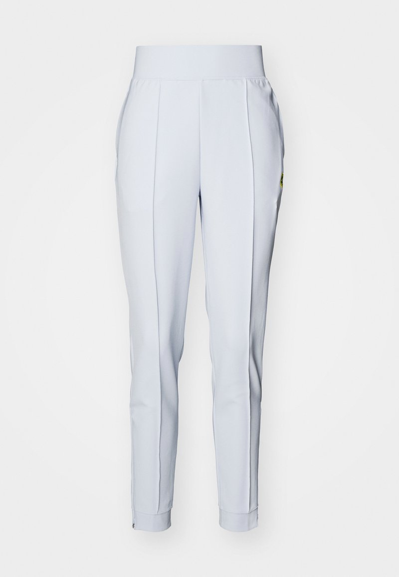 Helle graue Sporthose mit breitem elastischem Bund, schmal zulaufenden Beinen, dezenten Falten und einem Reißverschlussdetail an den Knöcheln.