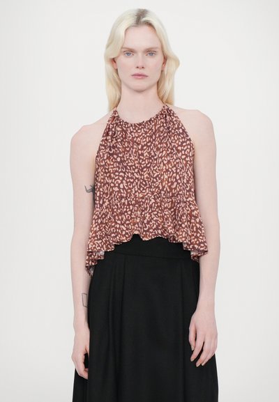 Haut à bretelles brun et crème avec un motif, ourlet volanté, tissu semi-transparent et coupe confortable, associé à une jupe noire fluide.