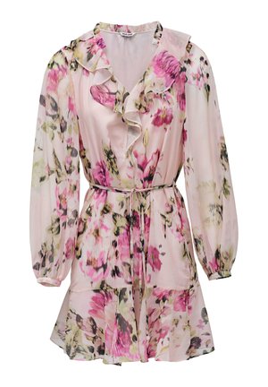 Vestido floral rosa claro con mangas largas transparentes, escote en V con volantes, cinturón en la cintura y bajo acampanado.