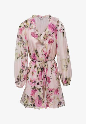 Vestido floral rosa claro con mangas largas transparentes, escote en V con volantes, cinturón en la cintura y bajo acampanado.