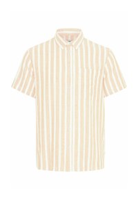 Camisa de manga corta abotonada en melocotón claro con rayas verticales blancas, que presenta un bolsillo y un cuello tipo solapa. Tejido suave y texturizado.