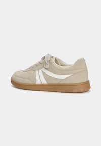 Sneaker in suede beige con strisce laterali bianche, lacci piatti e suola in gomma. Punta arrotondata e colletto imbottito per il comfort.