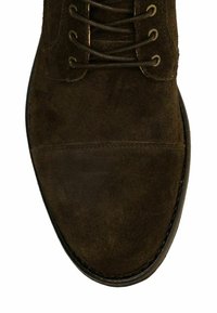 Donkerbruin suède leren dresschoenen met gesloten veters en zichtbare stiksels langs de neus en de rand van de zool.