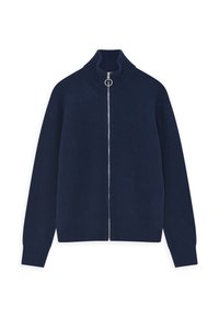 Tummansininen ribbiknitti neulepusero, jossa on korkea kaulus, hopeinen vetoketju ja pitkät hihat. Ominaisuuksina on teksturoitu, pehmeä kangas ja istuva leikkaus.