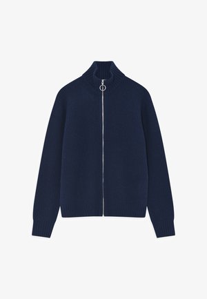 Maglione a coste di colore blu navy con colletto alto, zip argento e maniche lunghe. Presenta un tessuto testurizzato e morbido con una silhouette aderente.