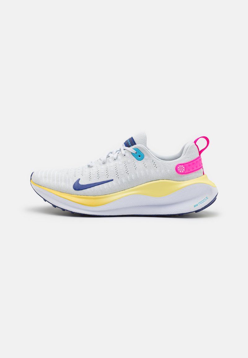 Nike Performance REACTX INFINITY  - Pantofi de alergare pe asfalt - photon dust/deep royal blue/white/saturn gold/fierce pink/aquarius blue