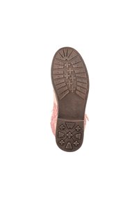 Suela de zapato de goma marrón con agarre texturizado, que presenta varios patrones geométricos. Acabada con tela rosa a lo largo de los bordes superiores.