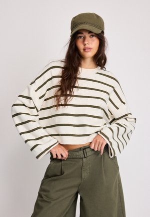 Stradivarius, WIDE SLEEVE CROPPED KNIT JUMPER - Pullover - white