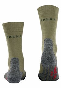 Calcetines verdes con relieve, con un talón y puntera gris acolchados, que presentan el nombre de la marca "FALKE" en verde oscuro en el puño.