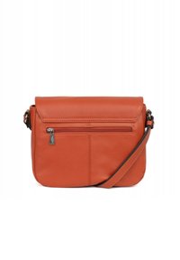 Borsa a tracolla in pelle arancione con tracolla regolabile, tasca frontale con zip e texture liscia. Presenta cuciture ordinate e chiusura a patta.
