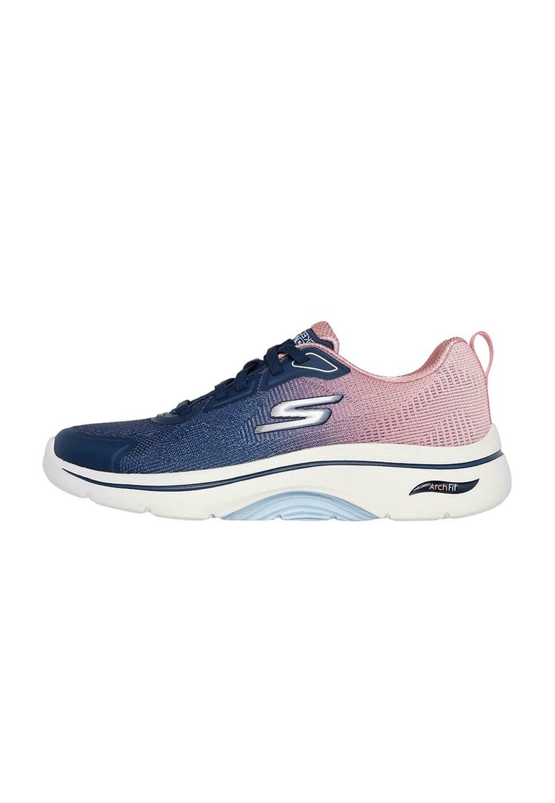 Baskets d'athlétisme bleu marine et rose avec un dessus en mesh texturé, semelle blanche, technologie ArchFit et un design de soutien et de rembourrage.