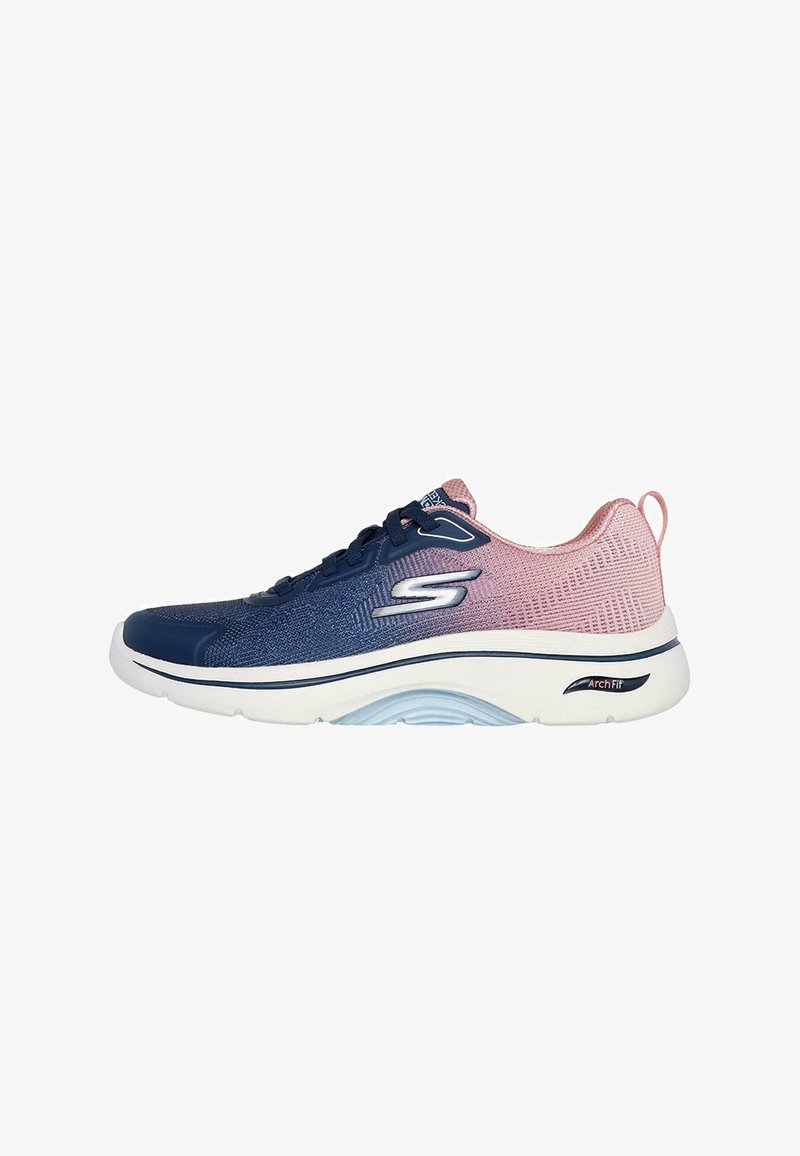 Zapatilla deportiva en azul marino y rosa con parte superior de malla texturizada, suela blanca, tecnología ArchFit y diseño acolchado y de soporte.