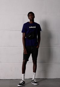 Levi's® GRAPHIC CREWNECK TEE - T-shirt estampada - peacoat