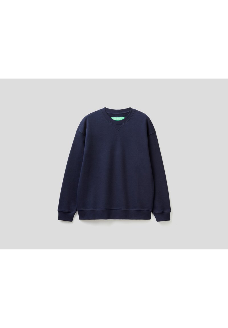 Sudadera azul marino hecha de tela suave, con dobladillo y puños acanalados, y un ribete en forma de V en el cuello. Diseño simple y sin adornos.