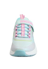 Scarpa da atletica blu chiaro con accenti rosa, tomaia in rete, dettagli riflettenti e cinturino regolabile. Presenta una suola strutturata per una buona aderenza.