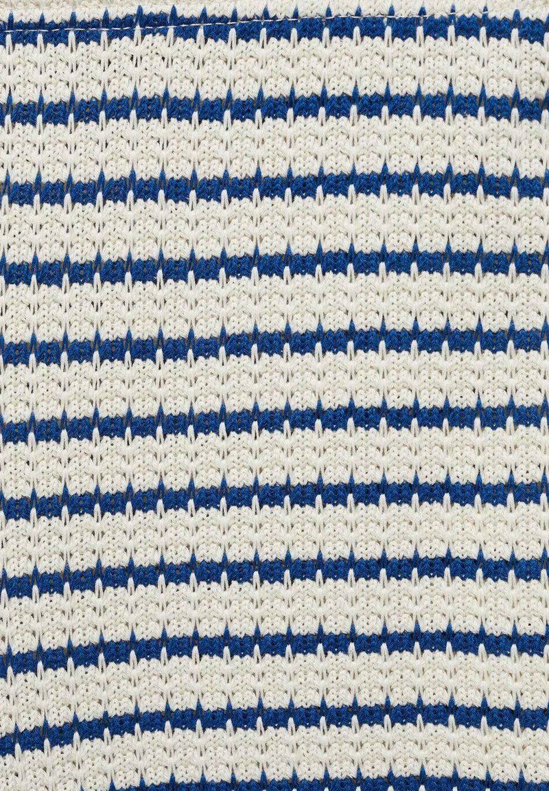 Textil mit abwechselnd weißen und blauen horizontalen Streifen; gehäkelte Textur mit einem gleichmäßigen, gleichbleibenden Muster über die gesamte Oberfläche.