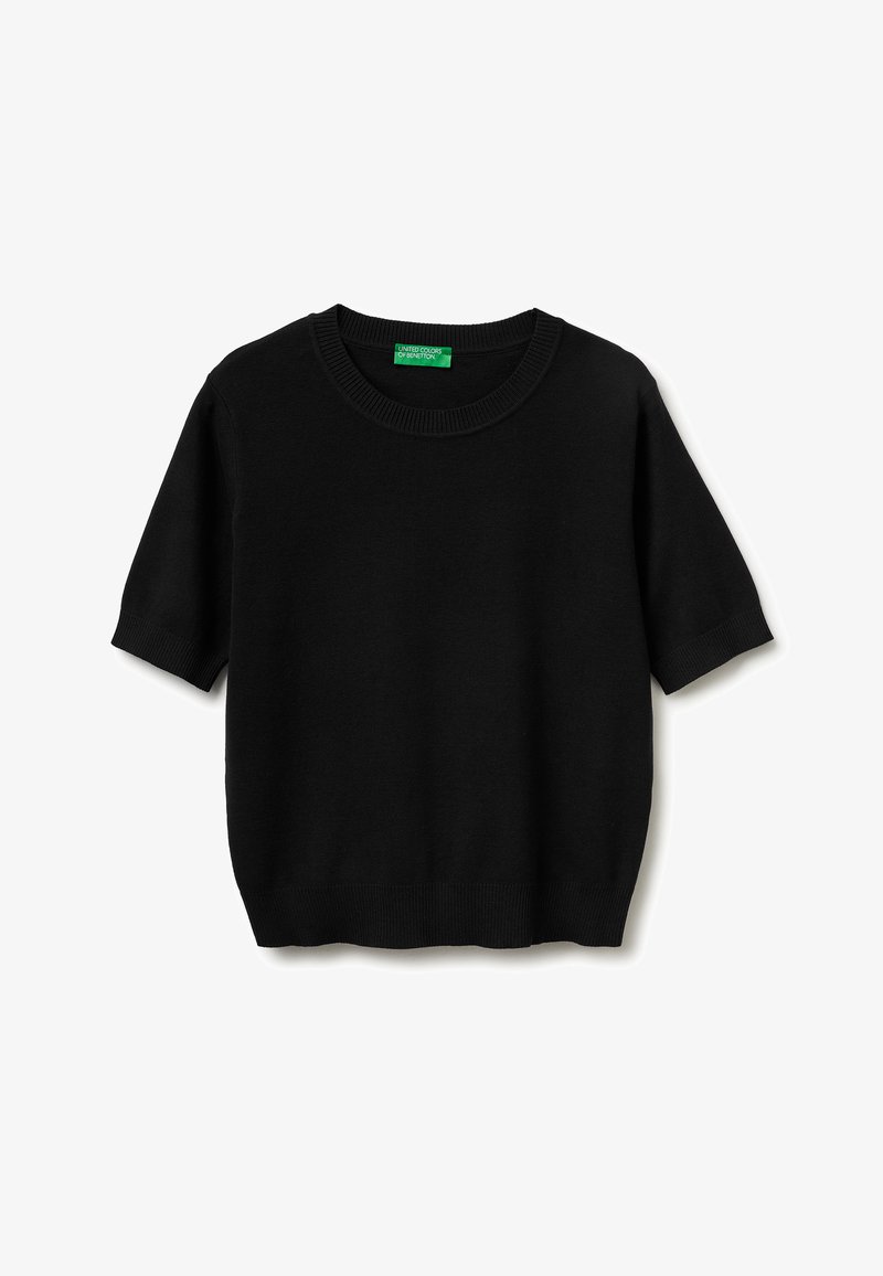 Jersey de punto negro de manga corta con cuello redondo, puños y dobladillo con canalé, que presenta una etiqueta verde en el interior del cuello.