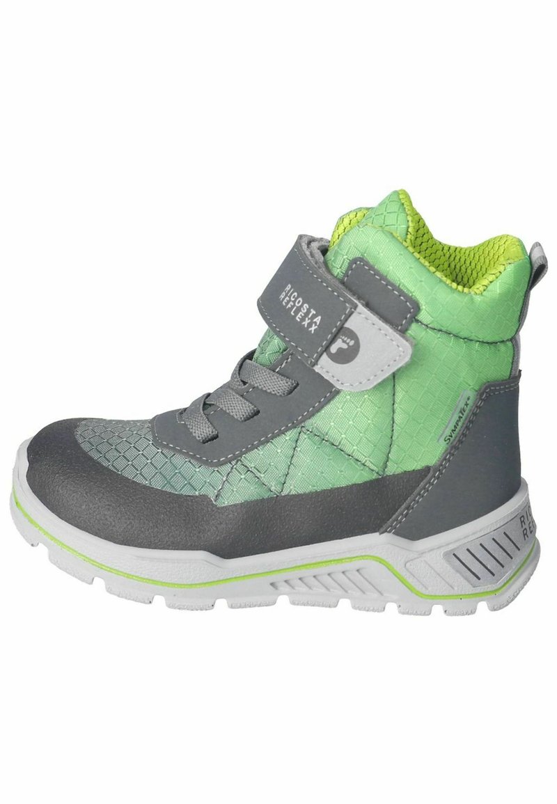 Bota de media altura en gris y verde con parte superior de nylon texturizado, puntera de goma gris, correa de Velcro, acentos reflectantes y suela blanca con ranuras.