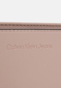 Calvin Klein Jeans SCULPTED SHOULDER POUCH MONO - Kézitáska - pale