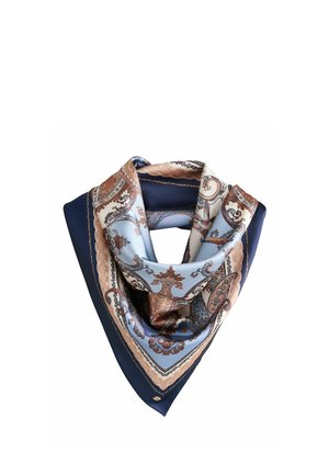 Eșarfă pătrată din mătase cu modele complexe paisley și florale în albastru închis, bej și albastru deschis, pliată în formă triunghiulară.