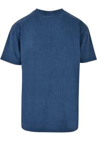 T-shirt s krátkym rukávom, námornícky modrej farby, vyrobený z bavlny. Má okrúhly výstrih a voľný strih s hladkou textúrou a bez viditeľných vzorov.