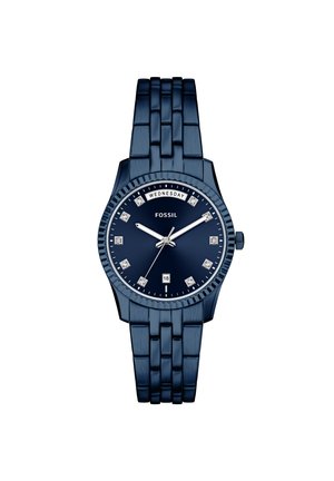 Blåt Fossil armbåndsur med metal link-armbånd, diamant-timemarkører, dag- og datovisning, sølvfarvede visere, der viser 10:10:38.