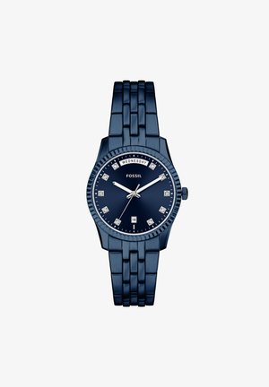 Montre-bracelet Fossil bleue avec bracelet en maillons métalliques, index des heures en diamant, affichage du jour et de la date, aiguilles argentées indiquant 10:10:38.