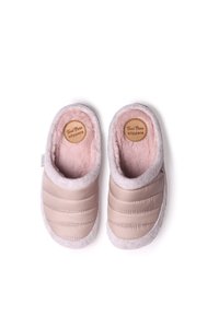 Zapatillas acolchadas de color rosa con suave forro de piel sintética, punta redondeada y ribete gris. Etiqueta del logo cosida en el interior de la zapatilla. Material exterior suave.
