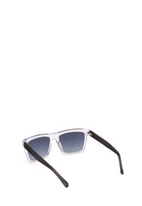 Gafas de sol con marco claro y lentes gris degradado. Las patillas negras acentúan el diseño. Material plástico ligero, forma angular.