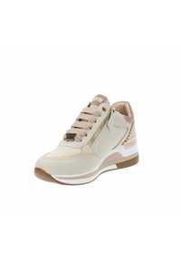 Sneaker beige e rosa chiaro realizzato con materiali in pelle e tessuto, design perforato, dettaglio con zip dorata e suola testurizzata.