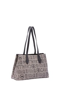 Grijze draagtas met zwarte leren handvaten, met een herhaald logo-patroon en gestructureerd ontwerp. Stevig materiaal met een gladde textuur.