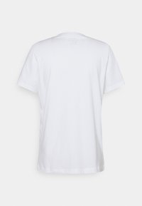 Vit t-shirt i bomull med korta ärmar, rund halsringning och en enhetlig baksida. Mjuk textur, inga mönster eller grafik.