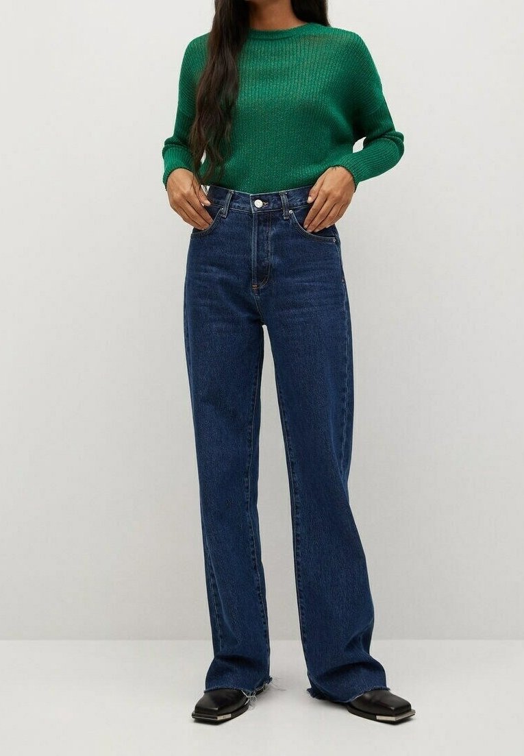 Vihreä ribbineulottu villapaita, korkeavyötäröiset tummansiniseen farkkuja rento istuvuus ja mustat suorakärkiset kengät tekstuureilla.