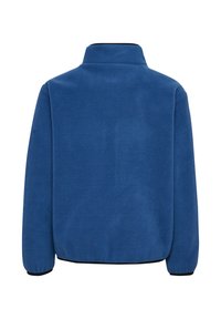 Niebieska kurtka polarowa z wysokim kołnierzem, elastycznymi rękawami i czarną lamówką wzdłuż dolnego brzegu. Miękka faktura, jednolity kolor bez wzorów.