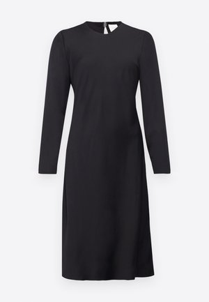 Melna kleita ar garām piedurknēm, apaļu kakla izgriezumu, gludu tekstūru un taisnu piegriezumu; ar aizmugures rāvējslēdzēju un ceļgala garuma apakšmalu.