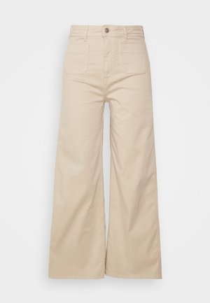 Beige, széles szárú pamut nadrág, magas derékkal, elülső gombos záródással és két hátsó zsebbel. Simább textúrával és tiszta vonalakkal.